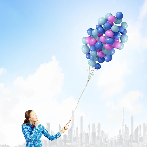 Kobieta trzyma kolorowe balony — Zdjęcie stockowe