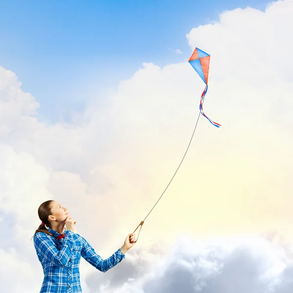 Vrouw spelen met kite — Stockfoto