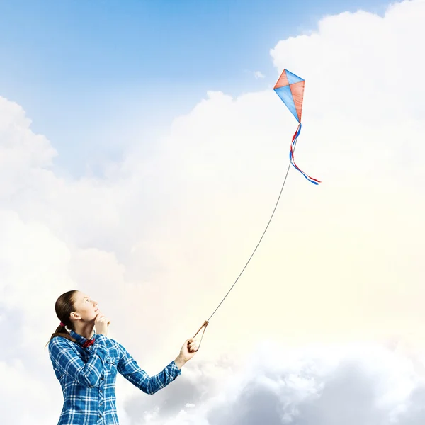 Kvinna leker med kite — Stockfoto