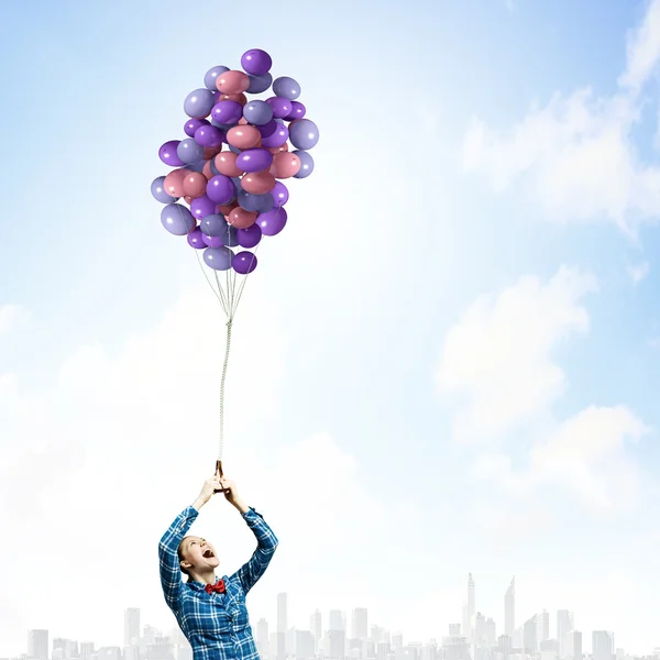Kvinna som håller färgglada ballonger — Stockfoto