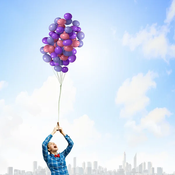 Vrouw met kleurrijke ballonnen — Stockfoto