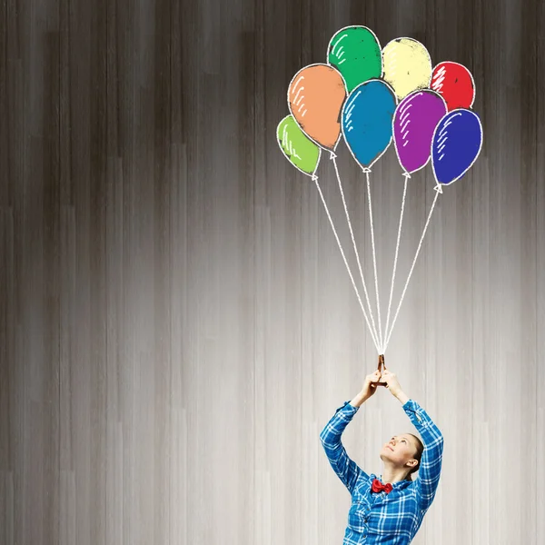 Donna che tiene palloncini colorati — Foto Stock
