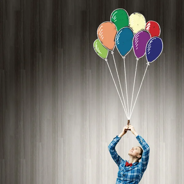 Kobieta trzyma kolorowe balony — Zdjęcie stockowe