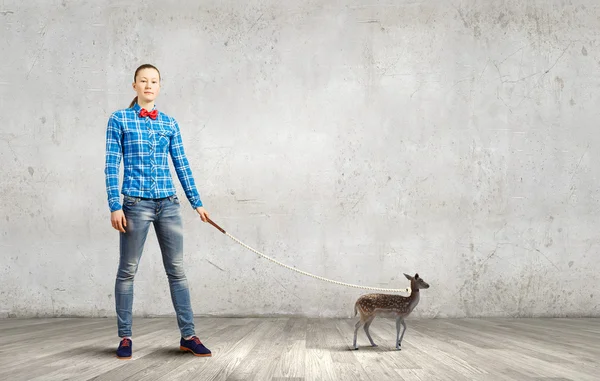 鉛の子鹿を保持している女性 — ストック写真
