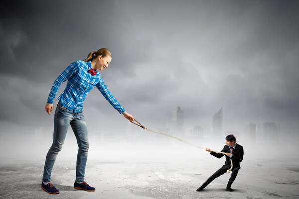 Vrouw met op kant zakenman — Stockfoto