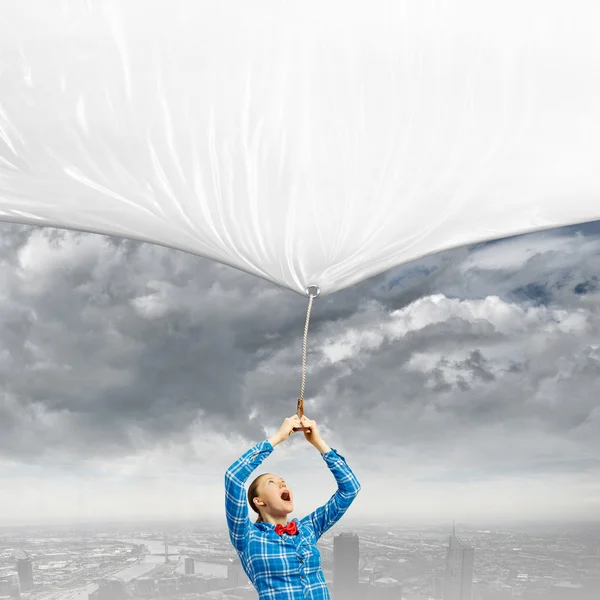 Frau zieht leeres Banner — Stockfoto