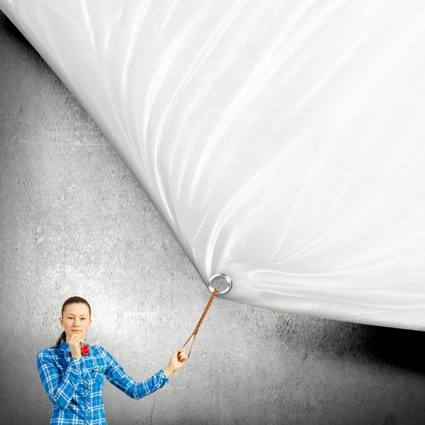 Mujer tirando banner en blanco —  Fotos de Stock