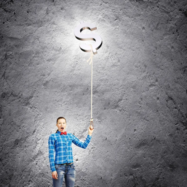 Frau hält Ballon in Dollarform — Stockfoto