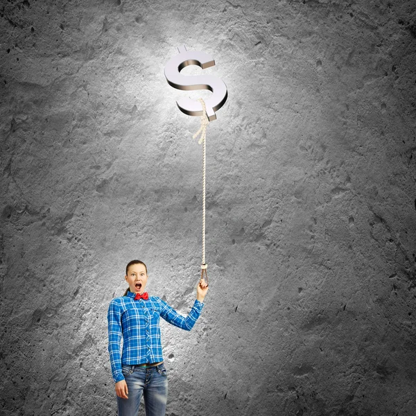 Vrouw met dollar vormige ballon — Stockfoto