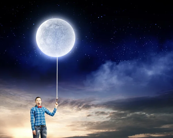 Frau hält Mond auf Spitze — Stockfoto