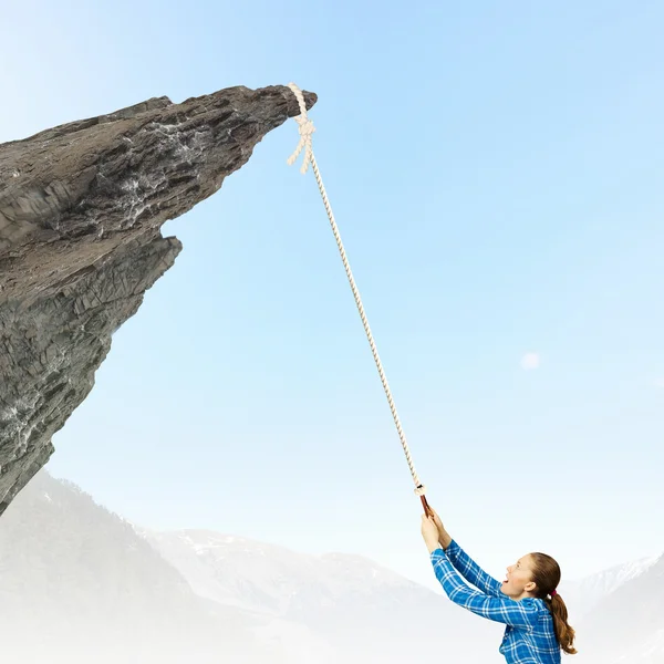 Donna arrampicata su roccia — Foto Stock