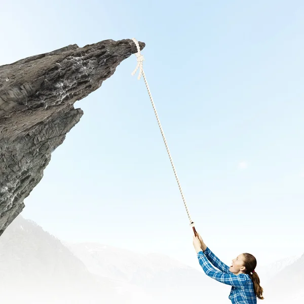 Woman climbing rock — Stock Photo, Image