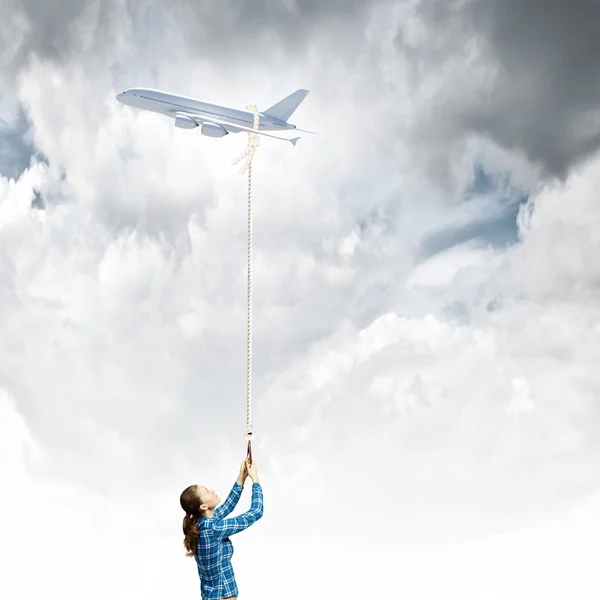 Frau und fliegendes Flugzeug — Stockfoto