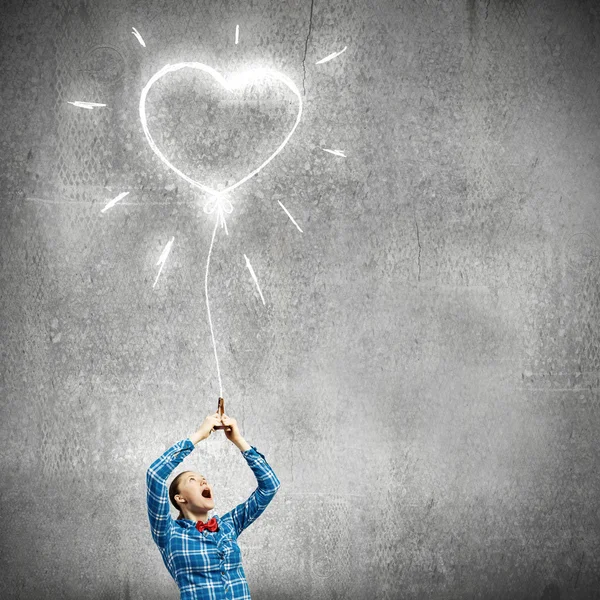 Mujer sosteniendo corazón en forma de globo — Foto de Stock