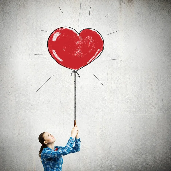 Mujer sosteniendo corazón en forma de globo — Foto de Stock