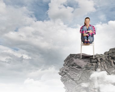 kadın taş üstüne