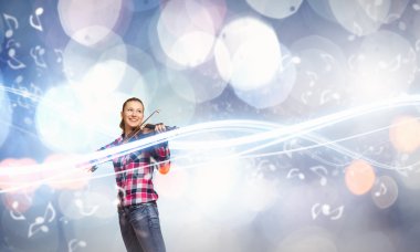 kadın oynarken keman