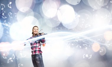 kadın oynarken keman