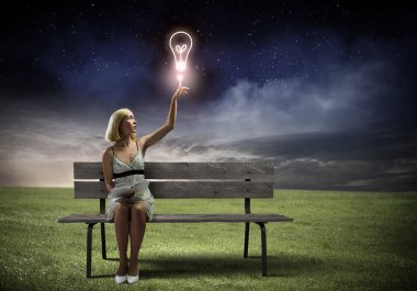 Bankta oturan kadın