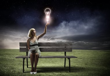 Bankta oturan kadın