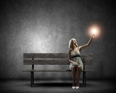 Bankta oturan kadın