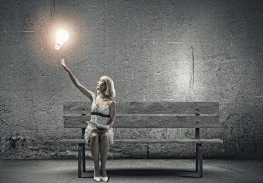 Bankta oturan kadın