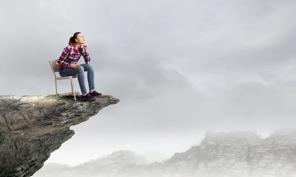 Kobieta siedzi na skale — Zdjęcie stockowe