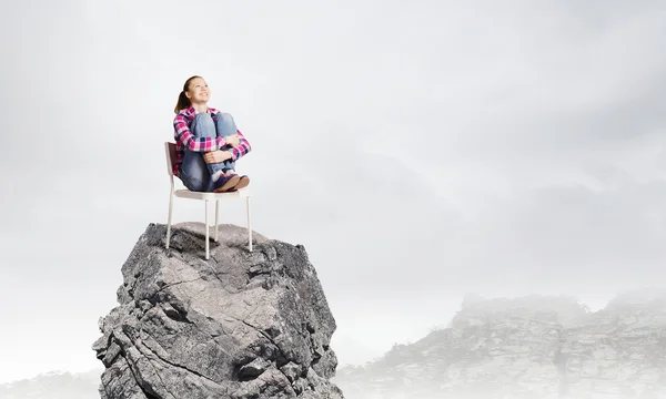 Femme assise sur le rocher — Photo