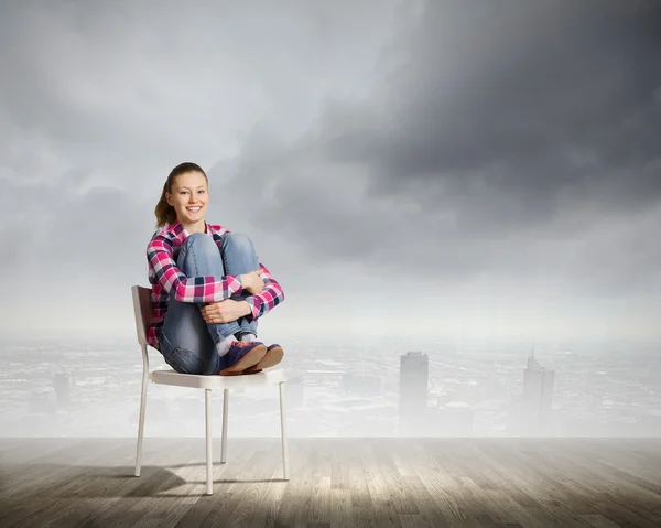 Mädchen sitzt im Stuhl — Stockfoto