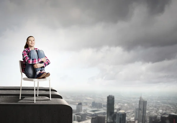 Frau an der Spitze des Gebäudes — Stockfoto