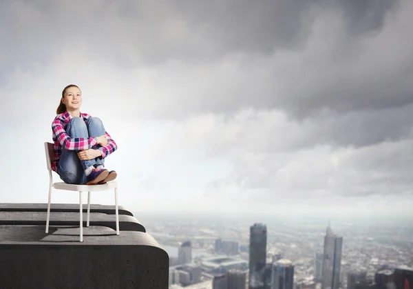 Frau an der Spitze des Gebäudes — Stockfoto