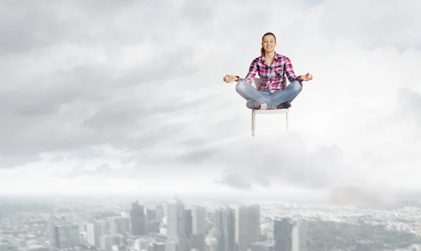 Mulher meditando — Fotografia de Stock