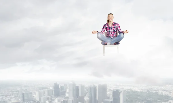 Mujer meditando —  Fotos de Stock