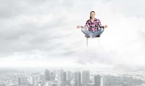 Mujer meditando —  Fotos de Stock