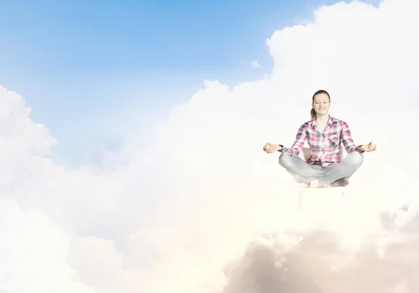 Mulher meditando — Fotografia de Stock