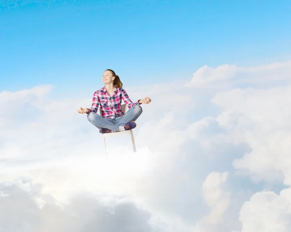 Mulher meditando — Fotografia de Stock