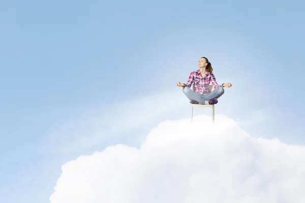 Mulher meditando — Fotografia de Stock