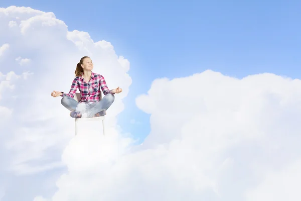 Mujer meditando —  Fotos de Stock