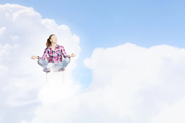 Mujer meditando —  Fotos de Stock