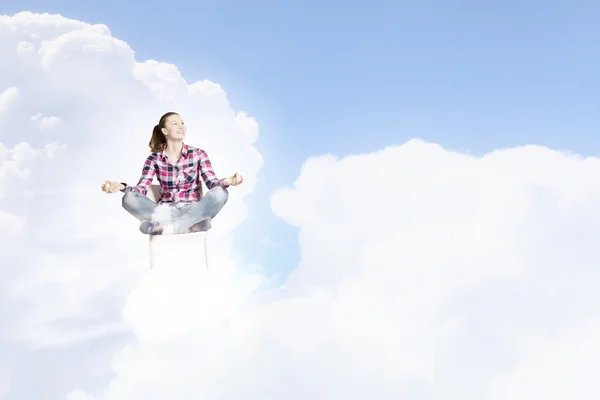 Mulher meditando — Fotografia de Stock