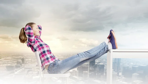 Frau mit Beinen auf Tisch — Stockfoto