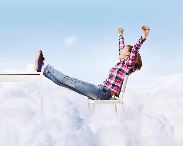 Mujer sentada en la nube — Foto de Stock