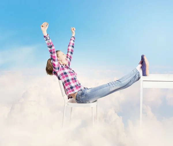 Kvinna sitter på moln — Stockfoto