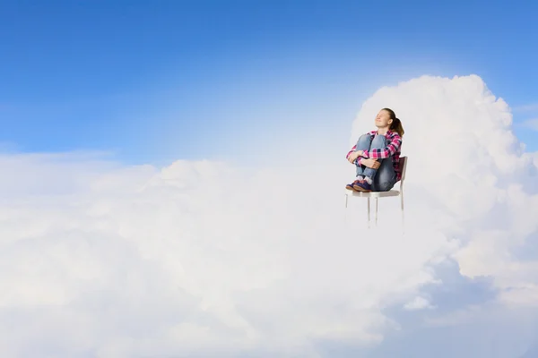 Vrouw zitten op wolk — Stockfoto