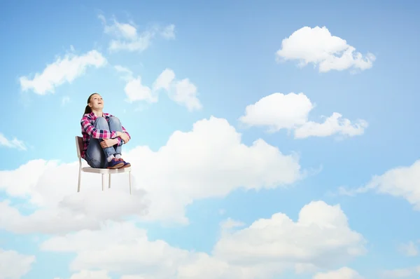 Femme assise sur le nuage — Photo