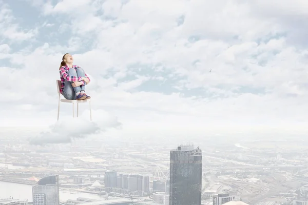 Bulut üzerinde oturan kadın — Stok fotoğraf
