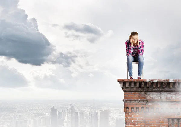 Frau an der Spitze des Gebäudes — Stockfoto