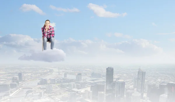 Femme sur nuage dans le ciel — Photo