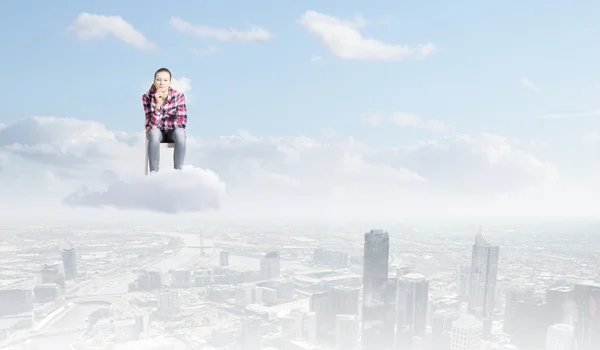 Жінка на хмарі в небі — стокове фото