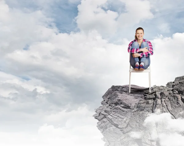 Frau auf dem Felsen — Stockfoto